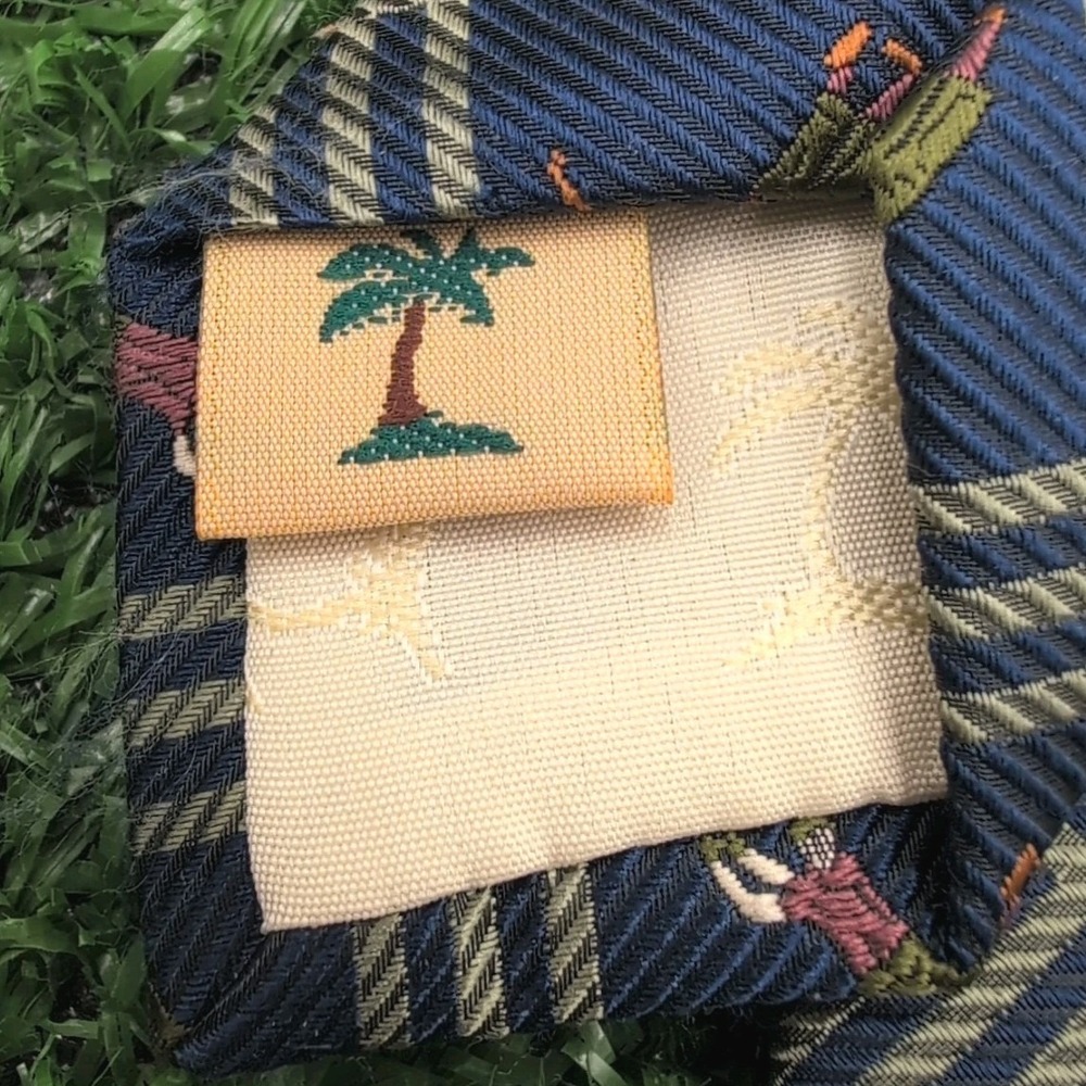 Off Island Tommy Bahama Men's‎ 100% Silk Necktie Designer Golfer Gold Nav - Picture 4 of 6